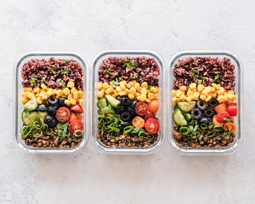 Frischer Salat mit Avocado und Nüssen